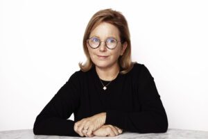 462 REVISIT LAURIE ARONS: Fast-Tracking To The Lux Level